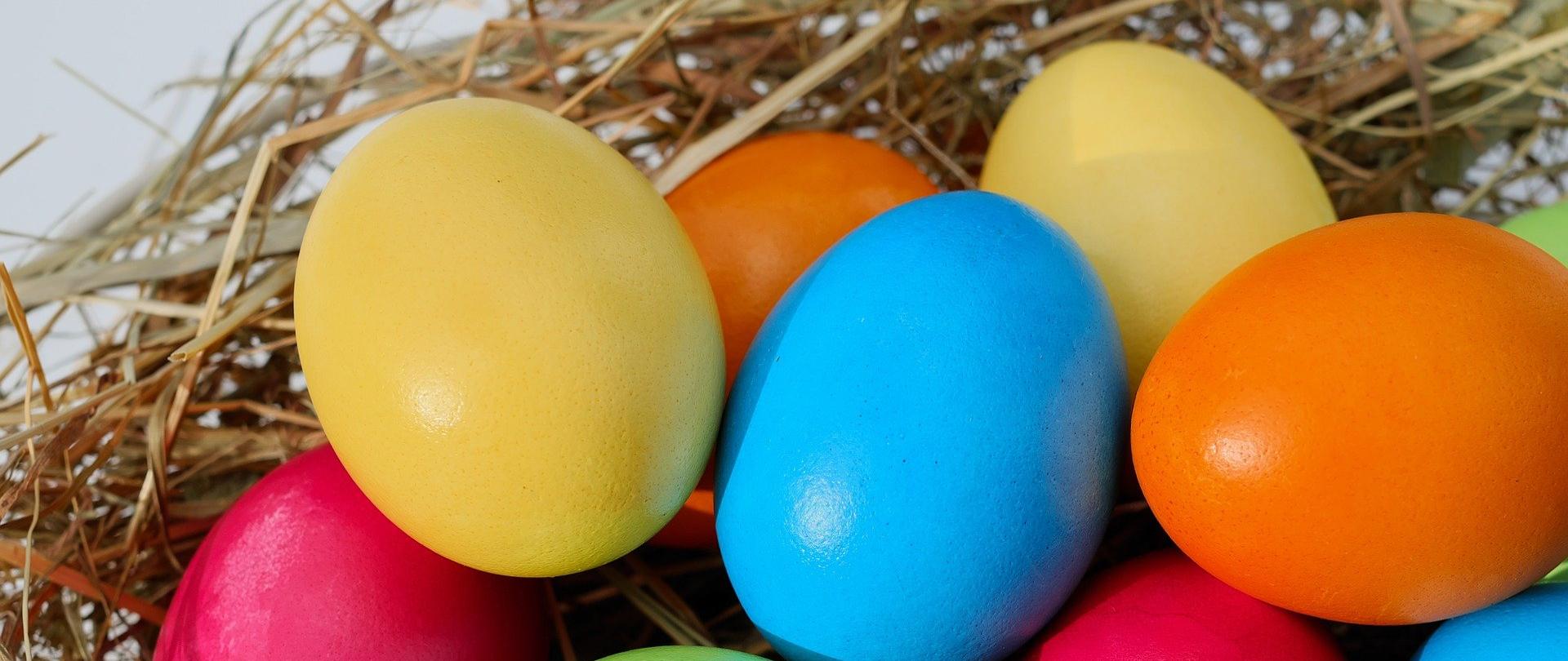 Kolorowe jajka na słomie