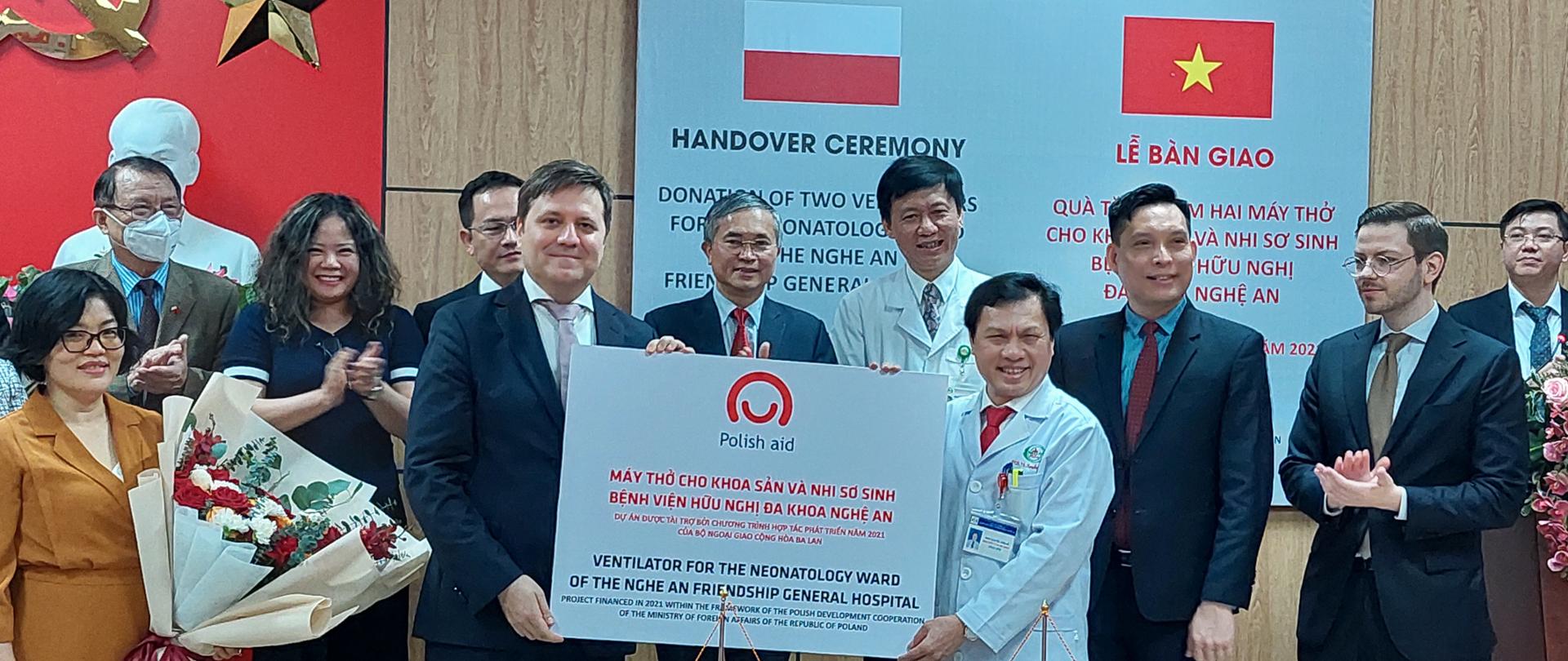 Grupa ludzi pozuje do zdjęcia.