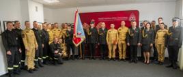 Na zdjeciu są widoczni nowo ślubowani strażacy oraz wszyscy funkcjonariusze z Komendy Powiatowej Państwowej Straży Pożarnej w Ostrowcu Świętokrzyskim 