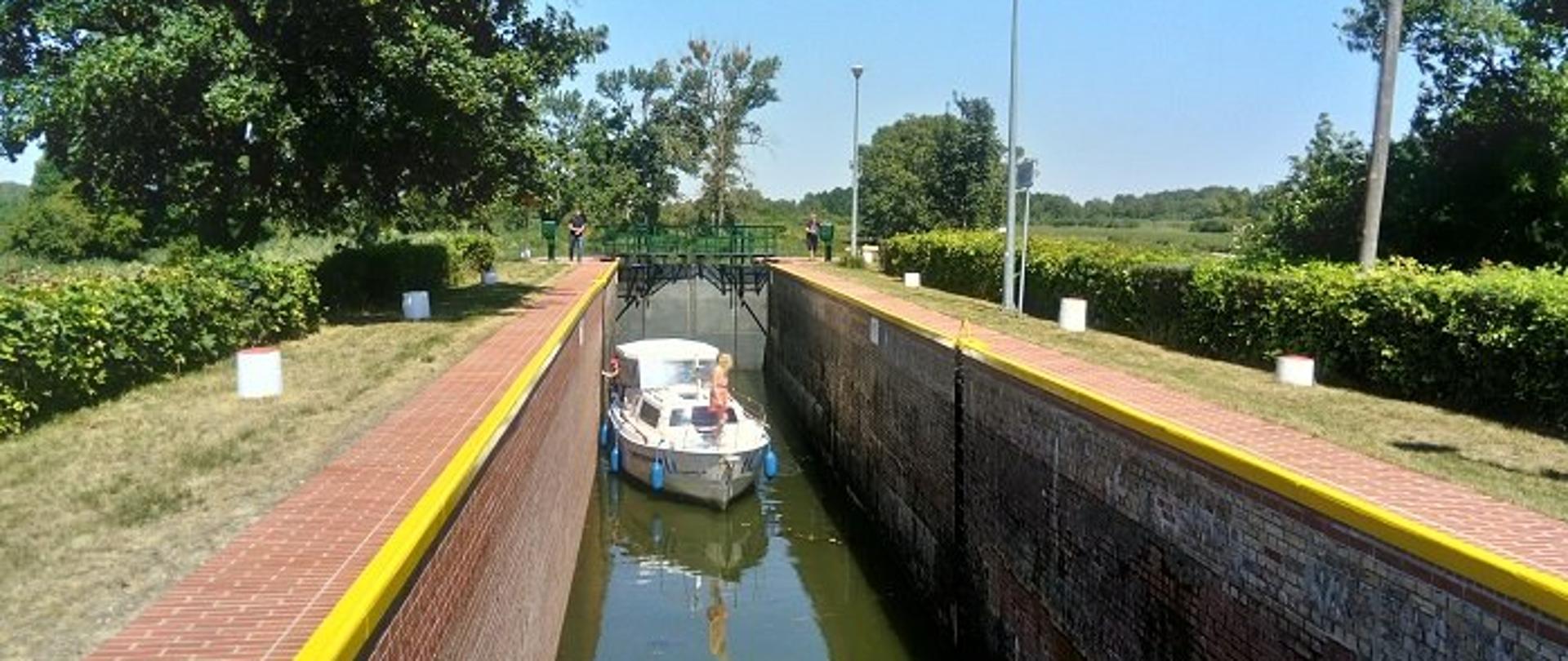 
Komorowa z dwuskrzydłowymi wrotami po obu stronach, leży na szlaku żeglownym Noteci. Charakteryzuje się napędem ręcznym o wymiarach 42x5 m. Śluza Frydrychowo została oddana do użytku w tym samym roku co Kanał Górnonotecki. W niedalekim sąsiedztwie wśród wieloletnich wiązów znajdziemy zabytkowy jaz „Frydrychowo” z małą elektrownią wodną zbudowaną w 2008 roku. Nie narusza ona w żaden sposób estetyki starego jazu i współpracuje ze śluzą. W komorze śluzy śluzowany statek pasażerski.
