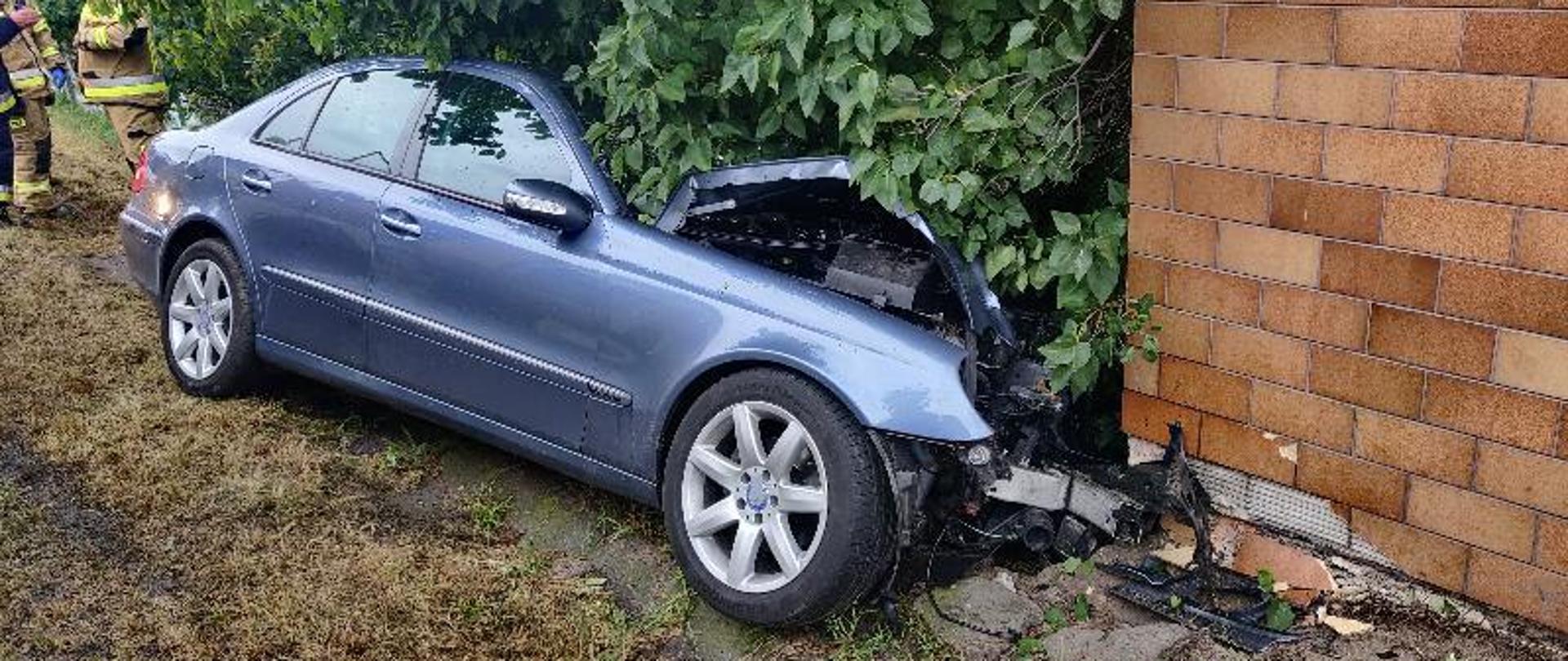 Uderzenie samochodu osobowego w budynek mieszkalny - Strobice.