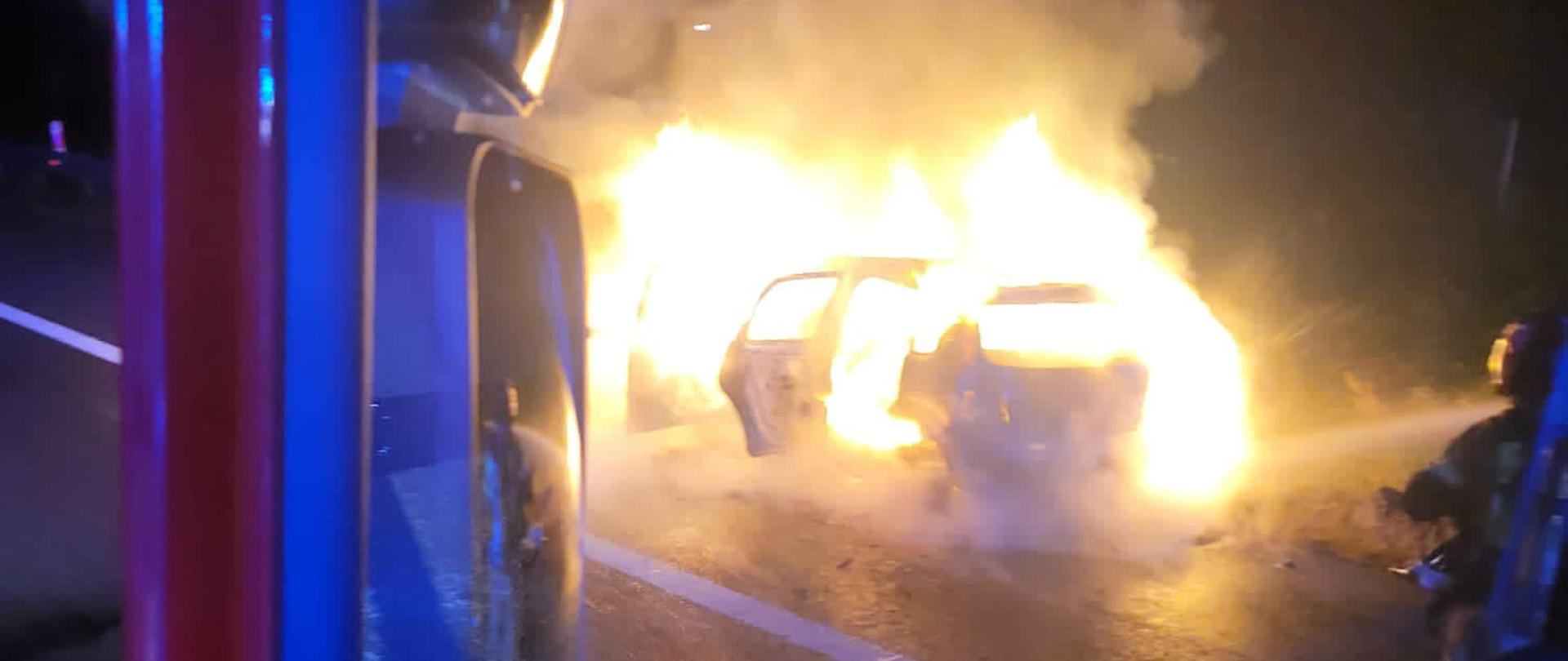 Na zdjęciu znajduje się wrak pojazdu w pełnym rozgorzeniu