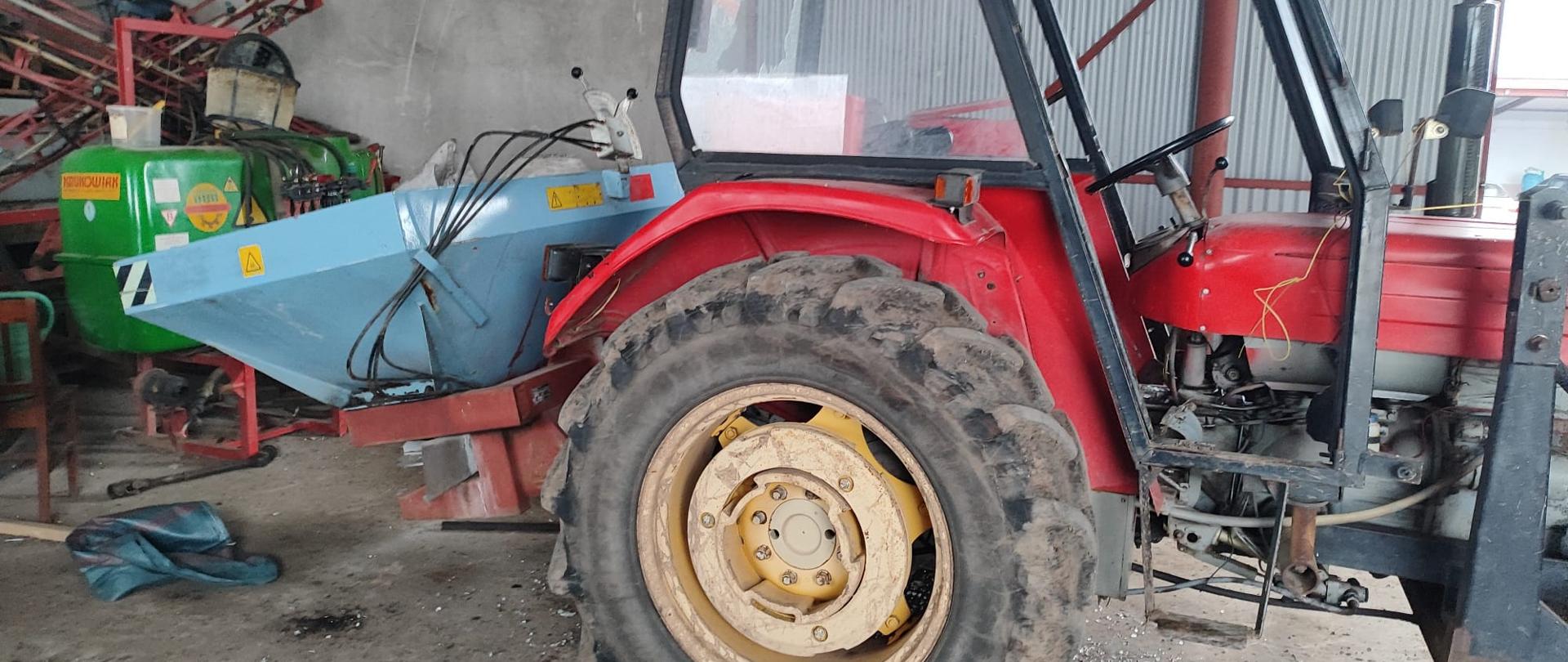 Na zdjęciu widać ciągnik rolniczy z podczepionym siewnikiem 