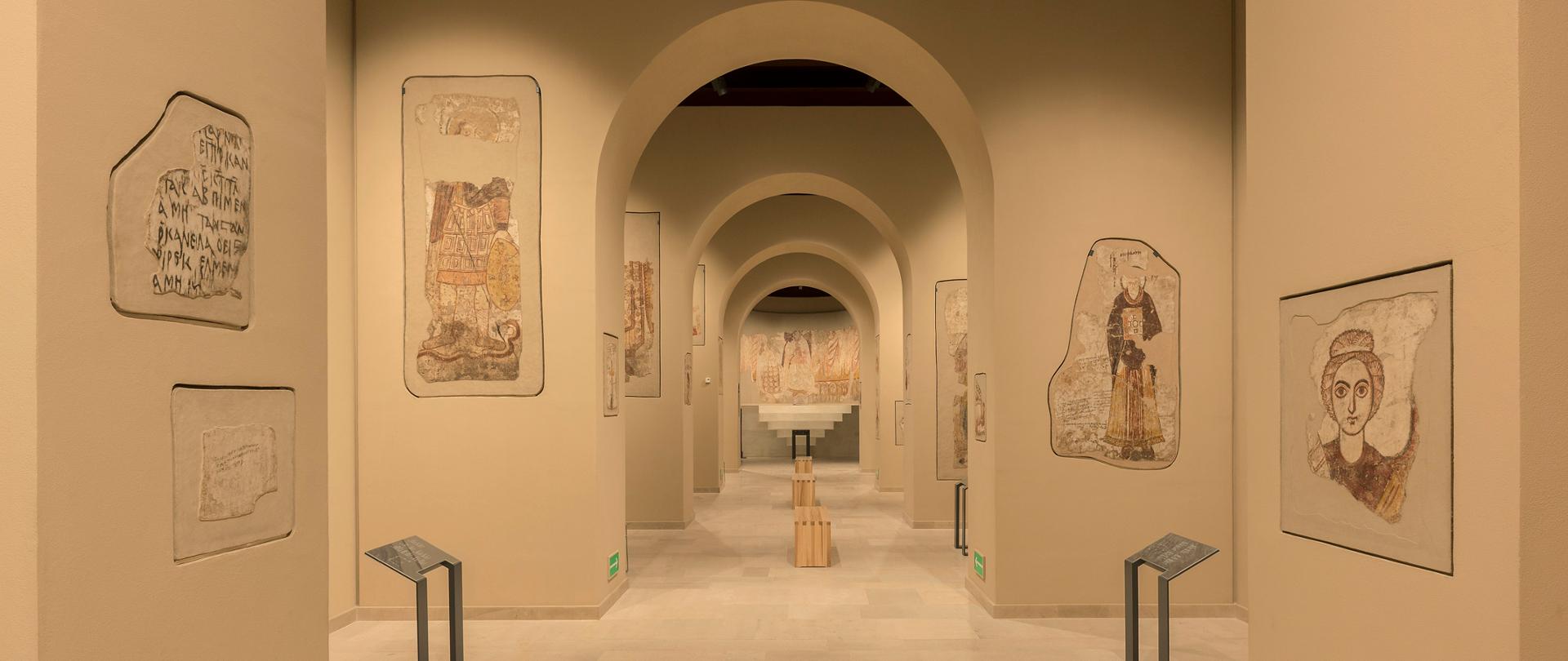 1. Wnętrze Galerii Faras w Muzeum Narodowym w Warszawie po remoncie i otwarciu w 2014 roku 