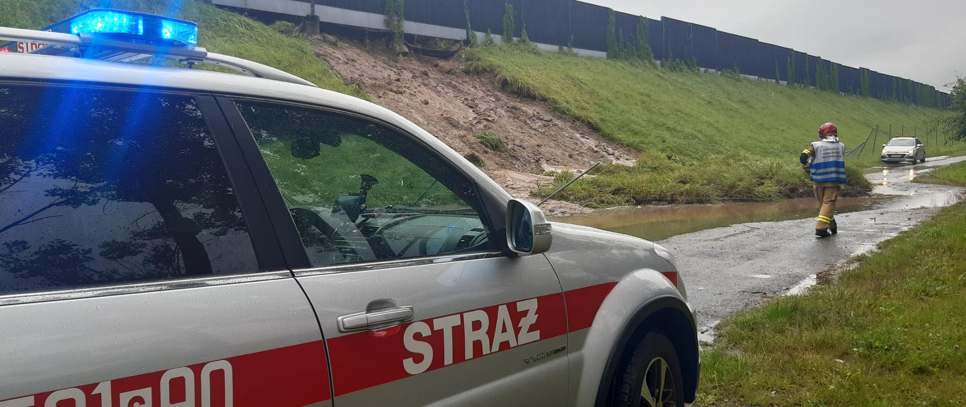 Osunięta skarpa na A4 i samochód Straży Pożarnej