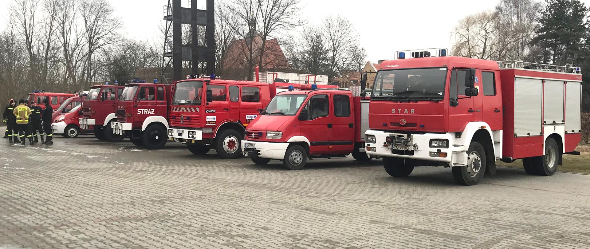 Na zdjęciu 9 samochodów strażackich przekazywanych ukraińskim strażakom