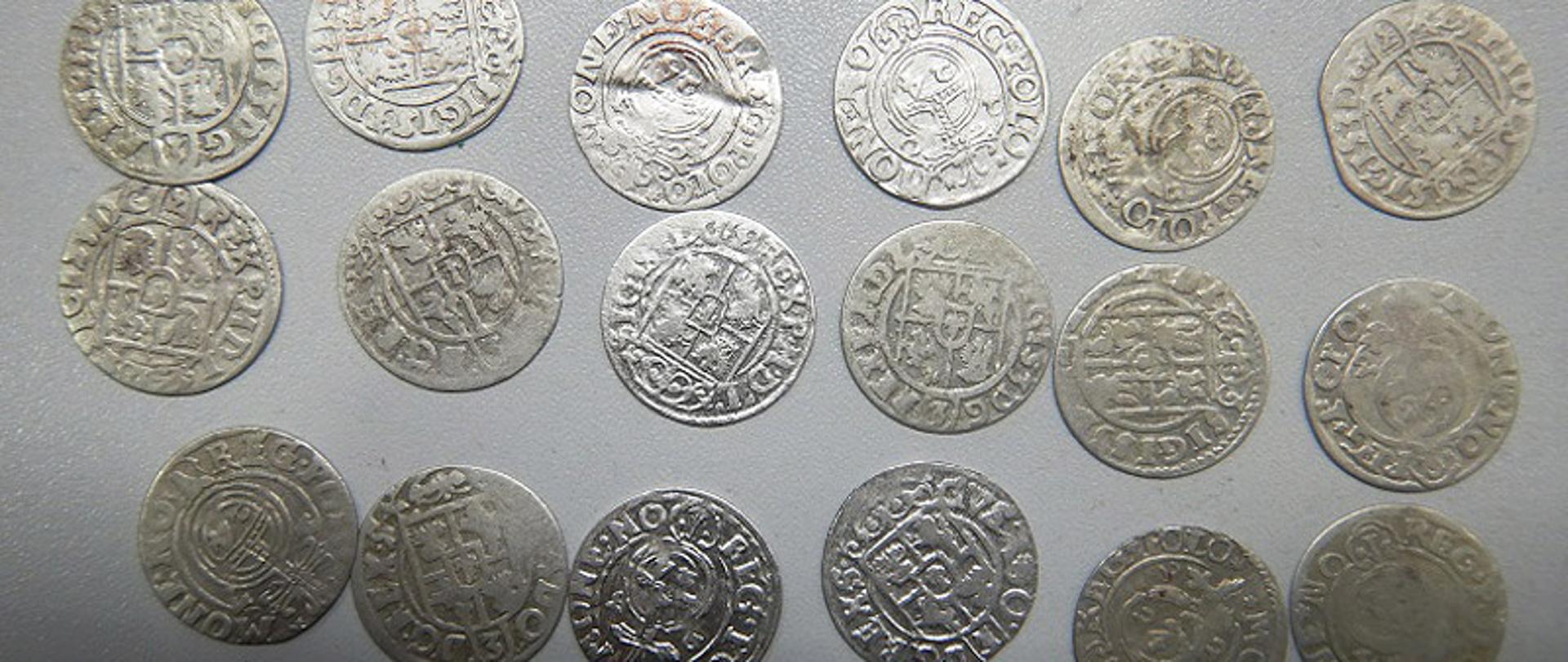 Srebrne monety ułożone obok siebie.