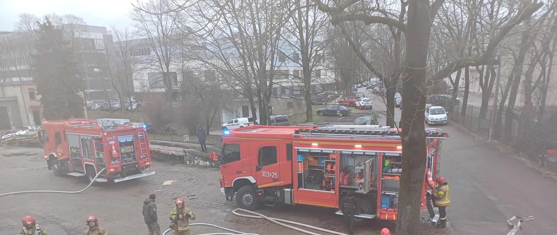 Strażacy w czasie ćwiczeń.