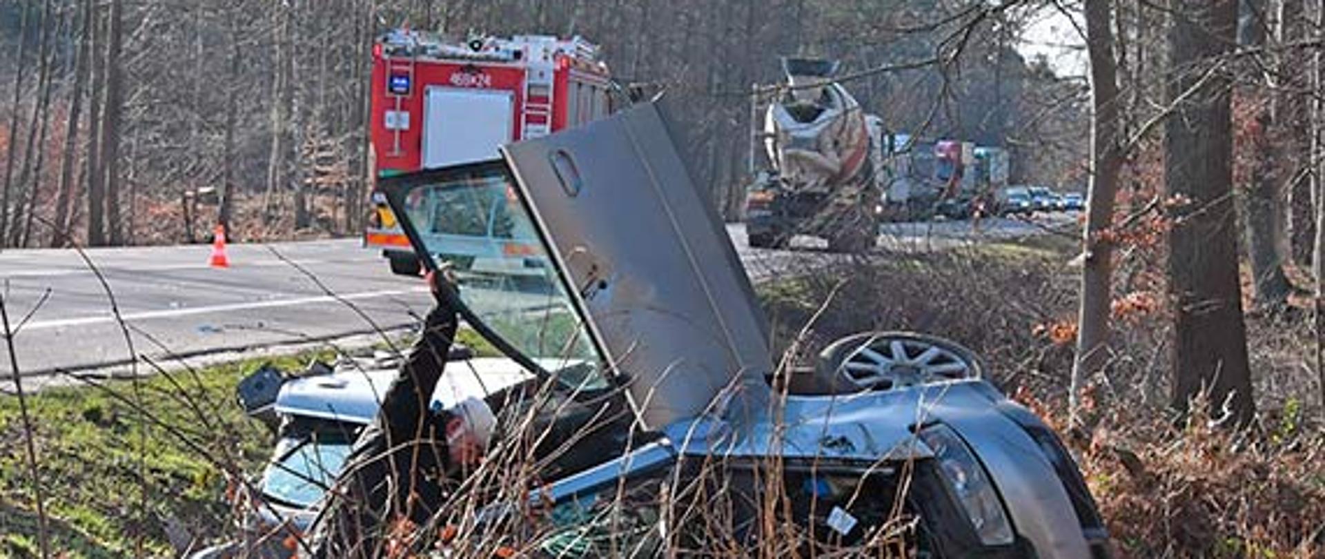 Samochód leżący w rowie po wypadku.
