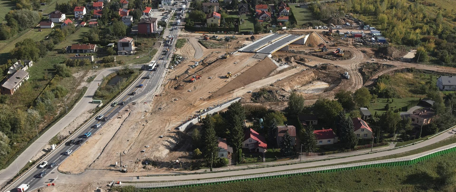 na zdjęciu roboty budowlane, konstrukcja wiaduktu, pod obiektem prace ziemne
