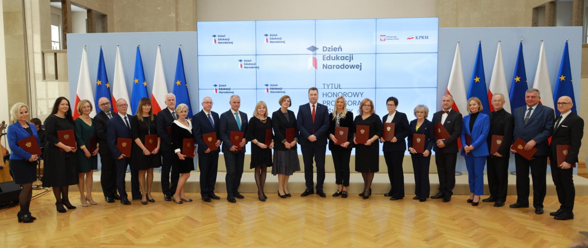 Minister Czarnek wraz z nagrodzonymi nauczycielami