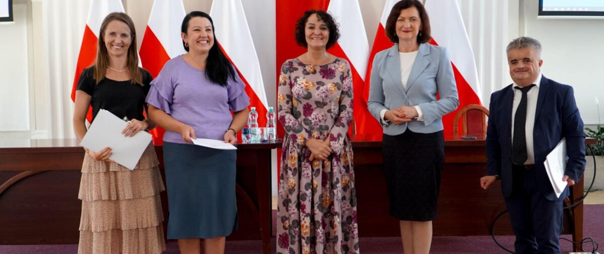 Wojewoda podkarpacki Ewa Leniart oraz uczestnicy panelu dotyczącego ekonomii społecznej