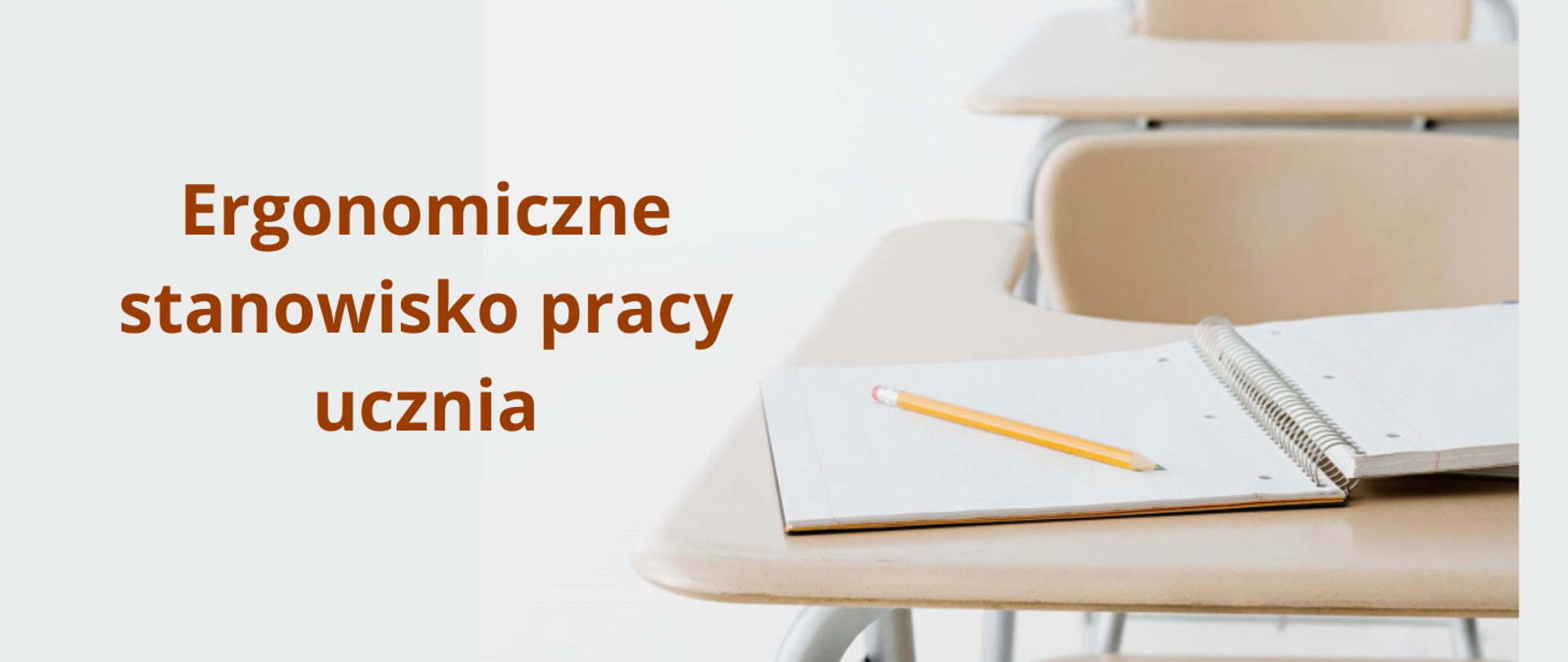 Na białym tle, z prawej strony obrazka beżowy stolik z krzesłem, na blacie którego znajduje się otwarty zeszyt z żółtym ołówkiem. Z lewej strony obrazka pomarańczowy napis: Ergonomiczne stanowisko pracy ucznia