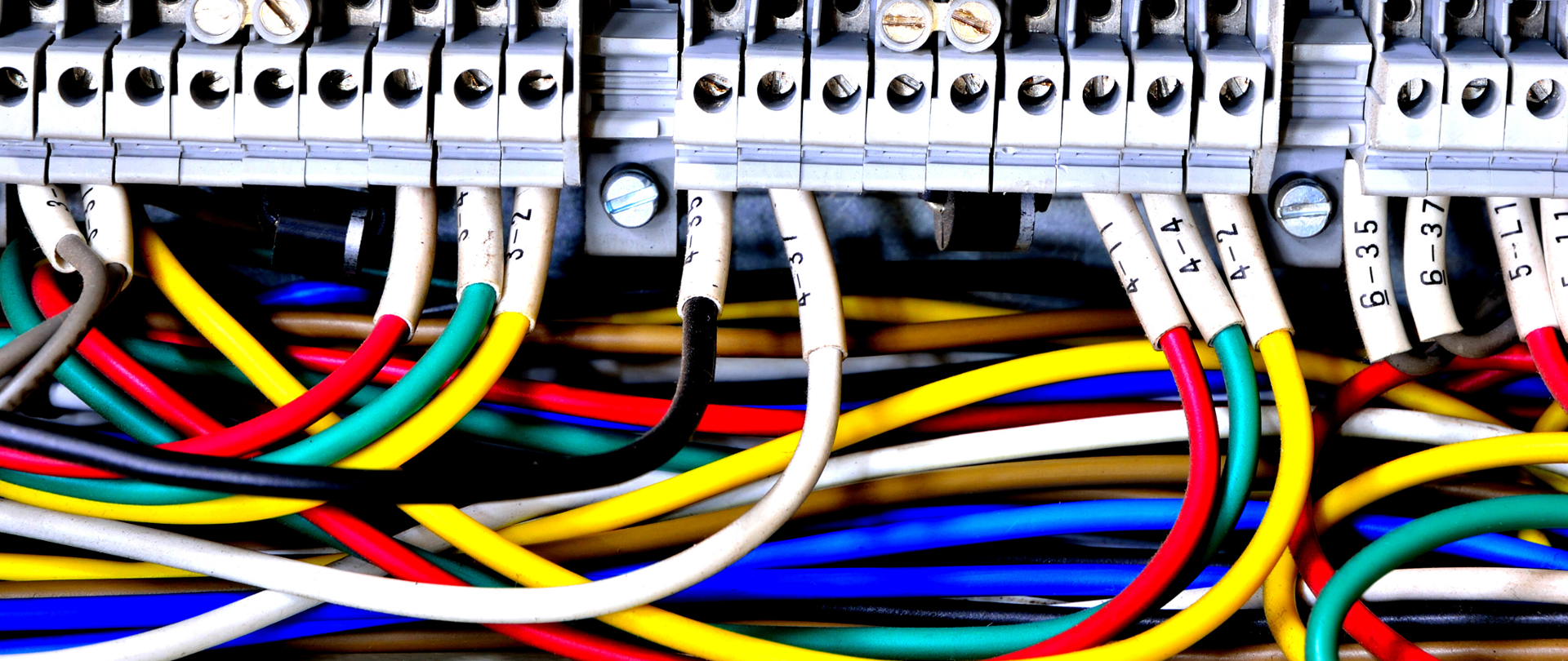 Kolorowe (żółte, czerwone, zielone, białe, czarne) kable.