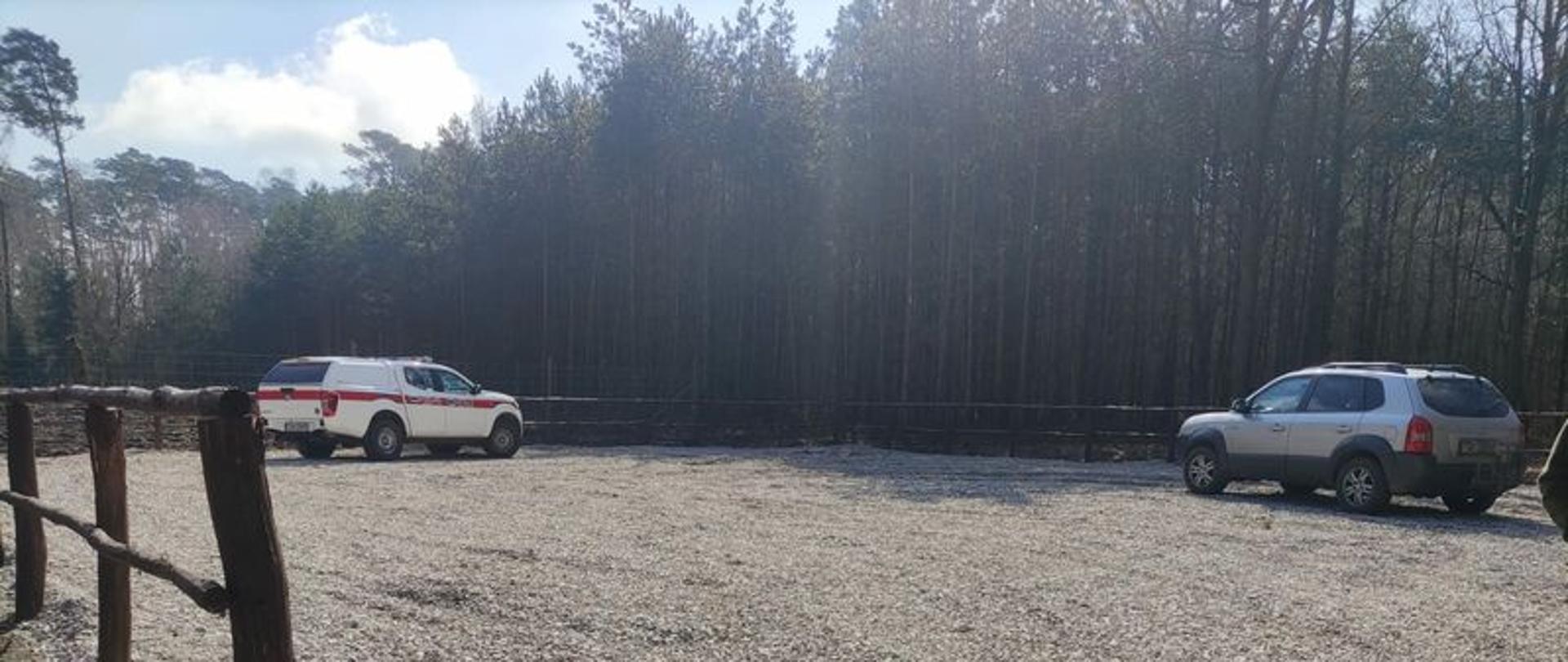 Zdjęcie przestawia samochód SLOP NISSAN NAVARA należący do KP PSP Radziejów na nowopowstałym placu manewrowym zlokalizowanym w pobliżu punktu czerpania wody, tj. zbiornika przeciwpożarowego na terenach leśnych Leśnictwa Osięciny w miejscowości Samszyce.