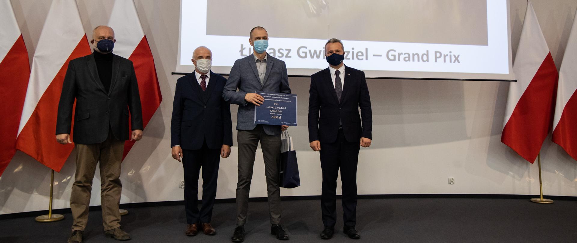 Wojewoda podczas rozstrzygnięcia konkursu fotograficznego „Przyroda województwa kujawsko-pomorskiego”