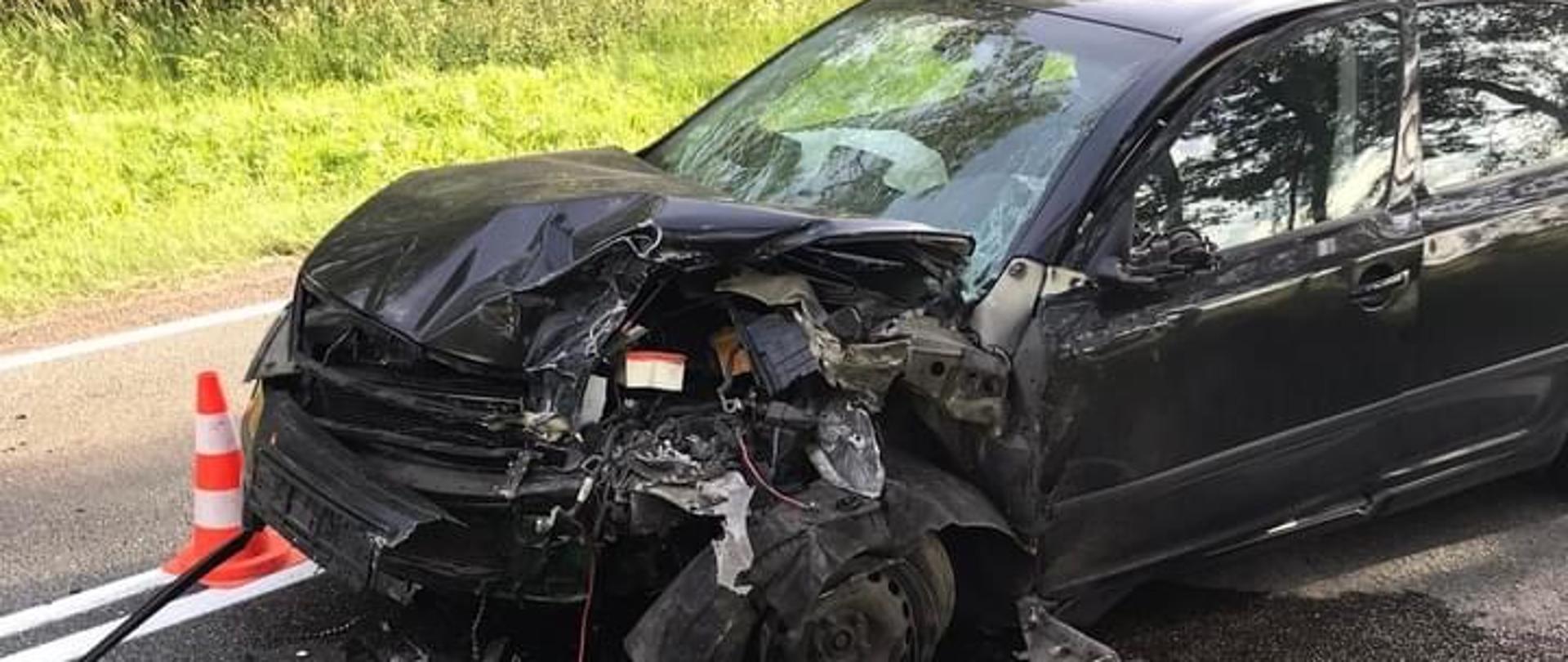 Rozbity samochód osobowy Skoda koloru czarnego