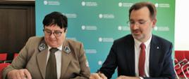 Sławomir Mazurek, zastępca prezesa zarządu NFOŚiGW w siedzibie Funduszu podpisuje umowy z beneficjentami