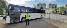 Inspektor ITD kontroluje autobus podstawiony do przewozu uczniów ze szkoły podstawowej we Wrocławiu.
