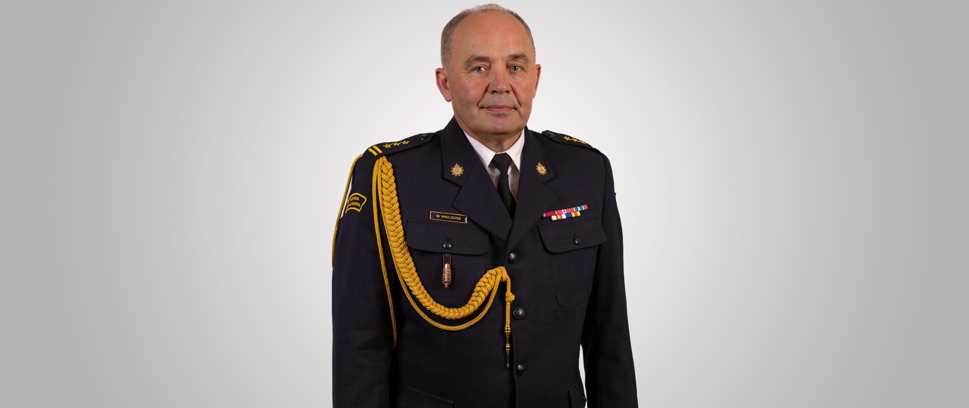 zdjęcie przedstawia starszego brygadiera Mariusza Wielgosza Zastępcę Łódzkiego Komendanta Wojewódzkiego PSP w Łodzi w mundurze wyjściowym. Zdjęcie portretowe.