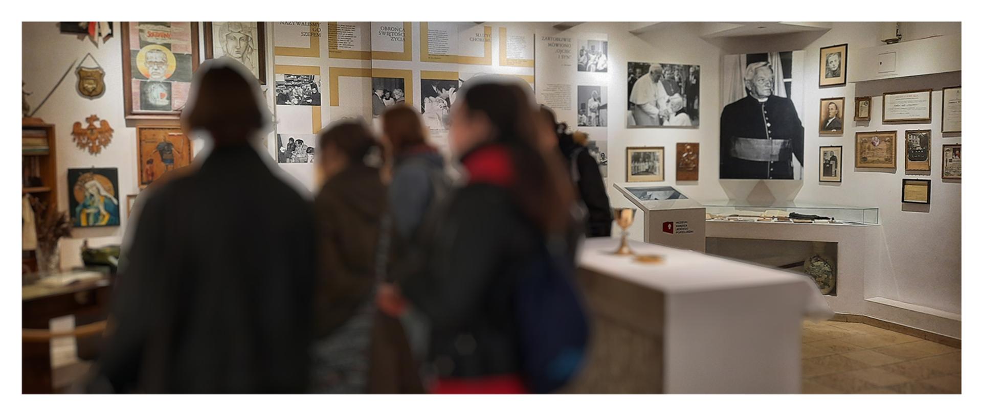 grupa młodzieży na tle ekspozycji muzealnej