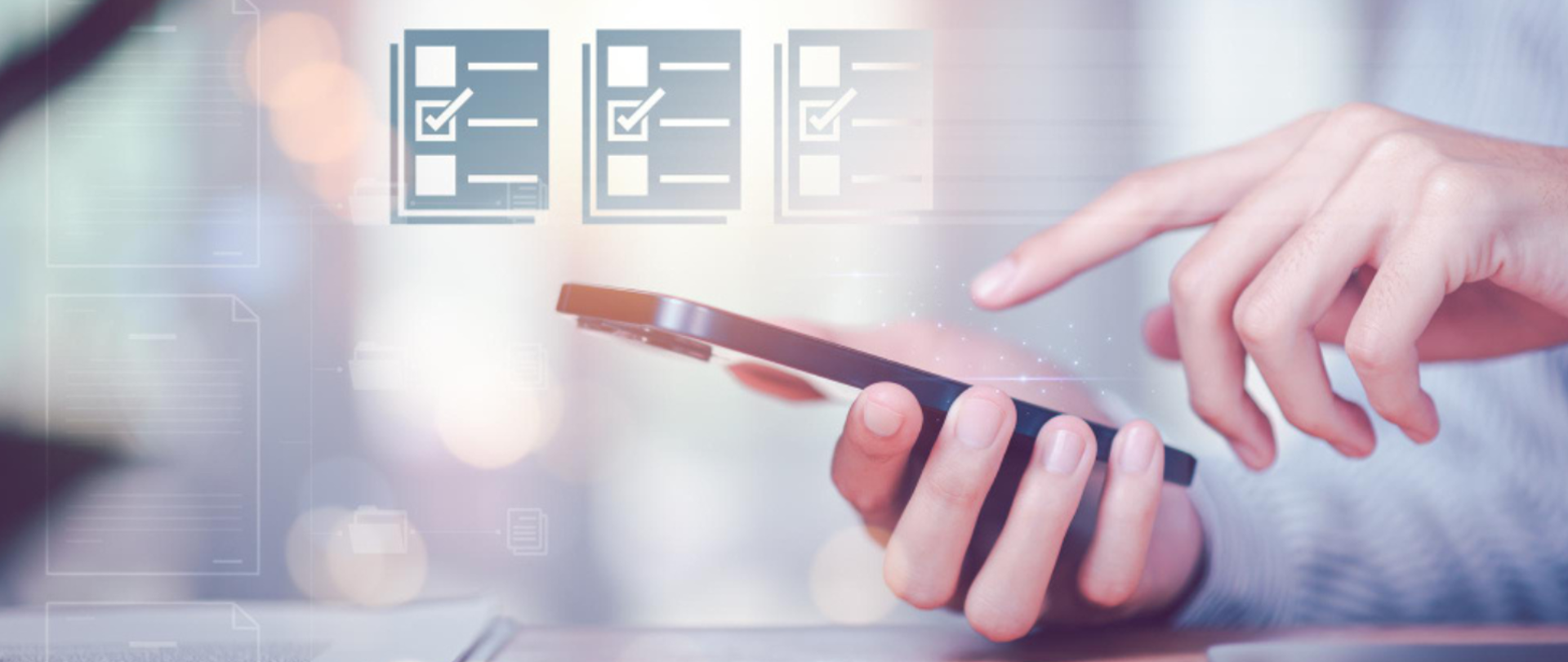 Zdjęcie przedstawia dłonie obsługujące smartfona w tle informacji cyfrowych