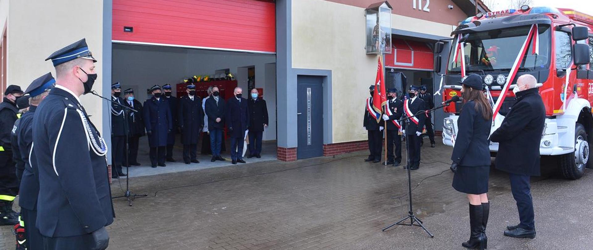 Na zdjęciu uczestnicy biorący udział w uroczystości przekazania samochodu pożarniczego GBA 3/16 na podwoziu VOLVO FL, 
