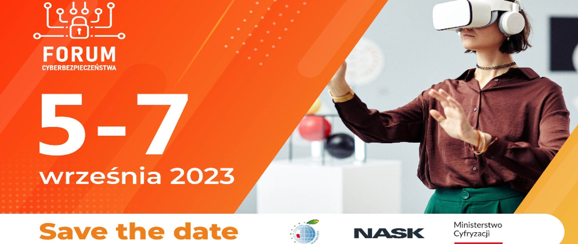 Forum Cyberbezpieczeństwa, 5-7 września 2023, osoba używająca okularów VR, Save the date, logo Światowego Forum Ekonomicznego, NASK i Ministerstwa Cyfryzacji 