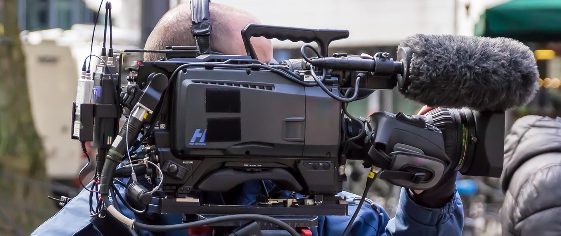 Mężczyzna stojący za kamerą