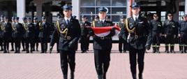 Na zdjęciu poczet flagowy oraz strażacy