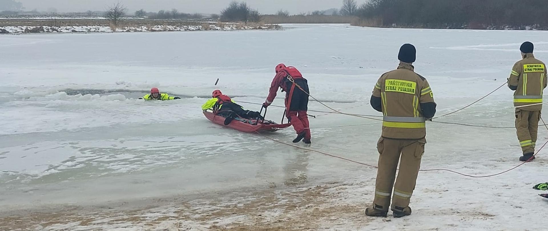 Strażacy KP PSP w Pińczowie podczas pokazu ratownictwa lodowego podczas 34 finału WOŚP