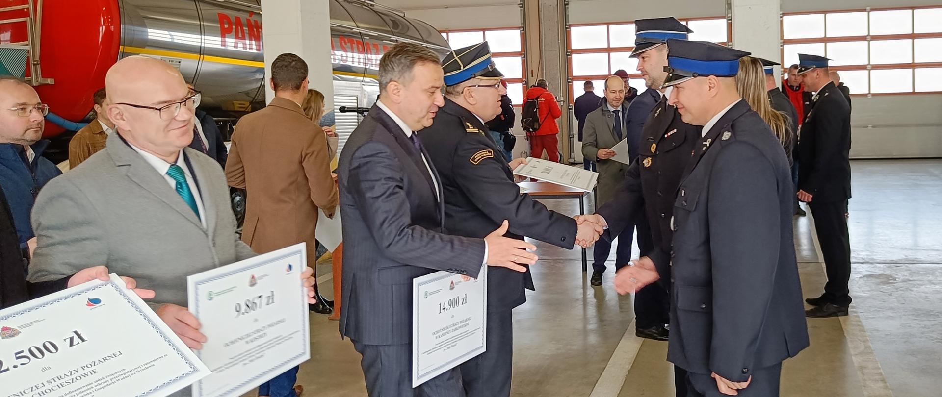 Przedstawiciele rządu i instytucji Państwowych na tle wozu strażackiego