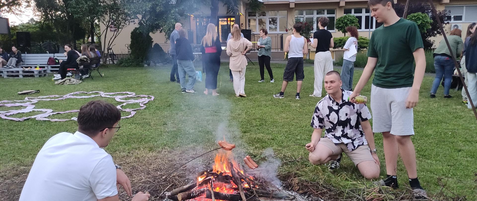 zdjęcie zbiorowe z ogniska pożegnalnego w ogrodzie bursy