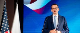 Premier Mateusz Morawiecki podczas wypowiedzi dla mediów w trakcie uroczystości podpisania umowy na budowę elektrowni atomowej w Polsce.