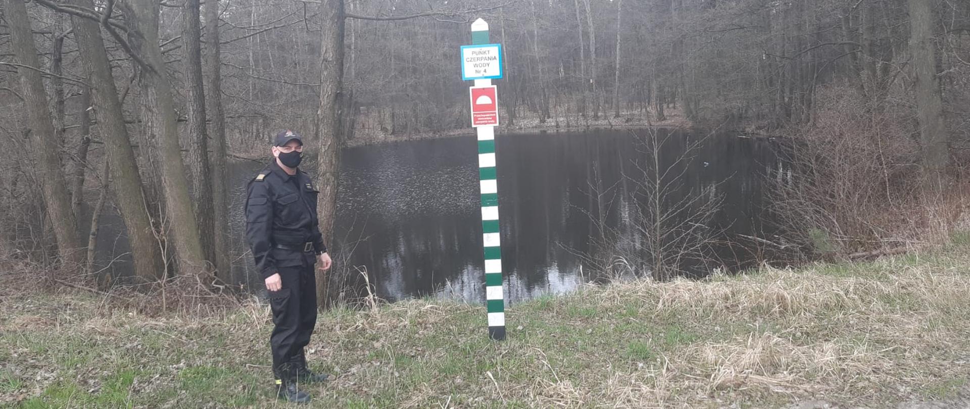 przedstawia mł. ogn. Kaspra Korczaka przy punkcie czerpania wody nr 4 Nadleśnictwa Jamy w miejscowości Podwiesk