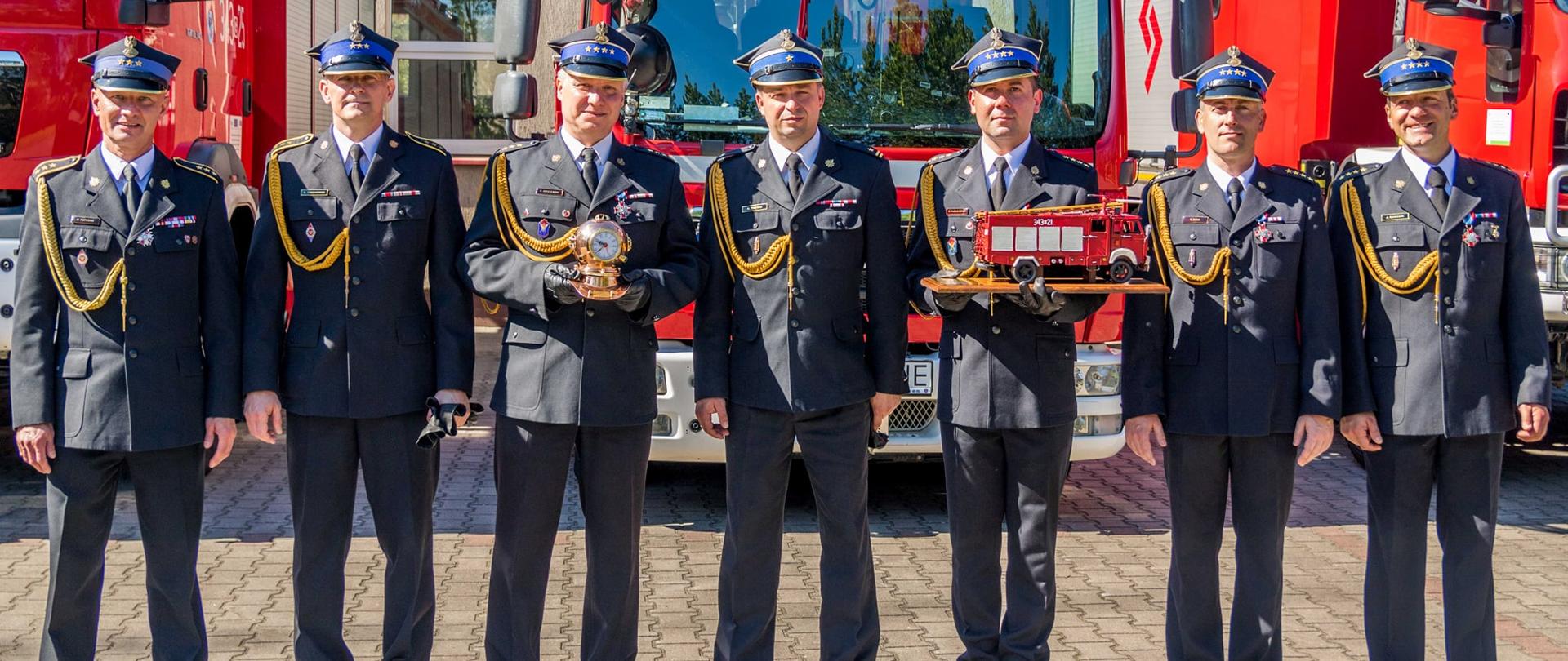 Zdjęcie przedstawia funkcjonariuszy KM PSP w Słupsku podczas zmiany dowódcy JRG 3.