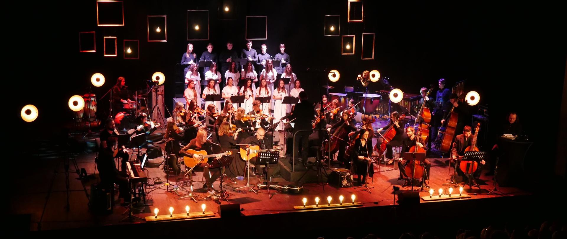 wykonawcy koncertu z autorskim programem Andrzeja Szęszoła, na scenie Domu Kultury w Przecławiu