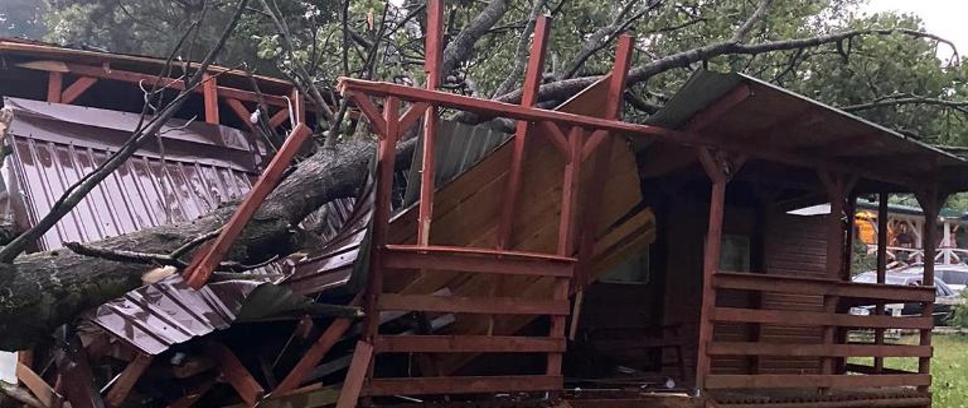 Drzewom powalone na domek letniskowy.