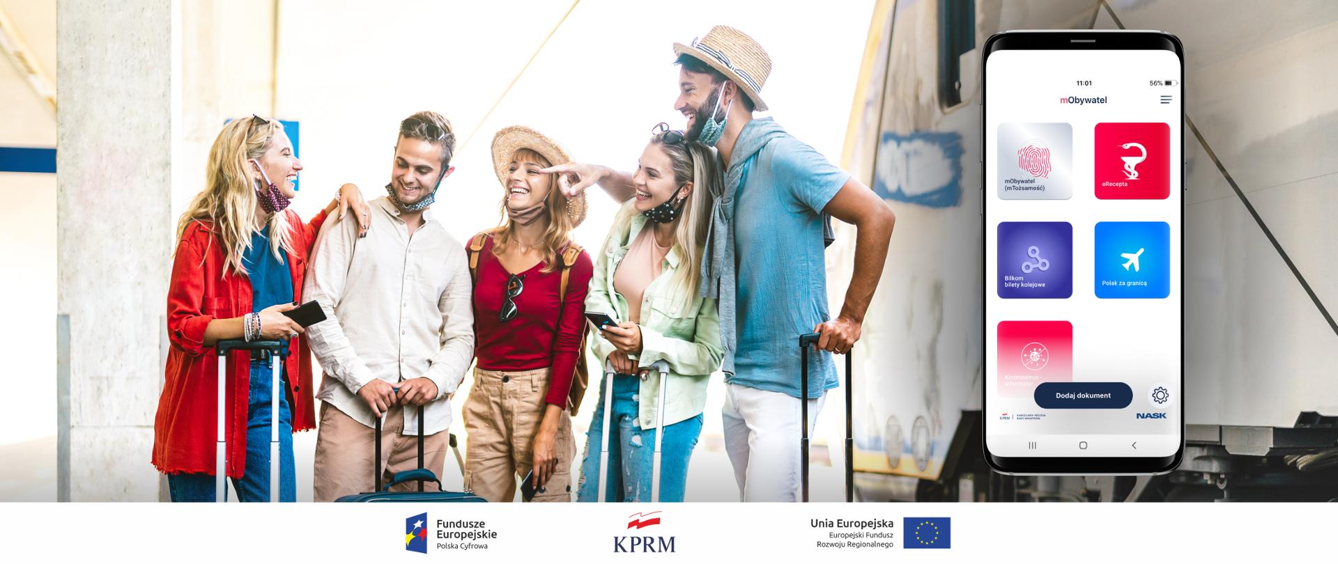 Pięcioro radosnych młodych ludzi (trzy kobiety, dwóch mężczyzn) na dworcu, stoją obok pociągu, troje z walizkami, dwie kobiety w dłoniach trzymają telefony komórkowe. Z prawej strony - zdjęcie ekranu telefonu, na którym wyświetla się aplikacja mObywatel z widoczną usługą Bilkom - bilety kolejowe.