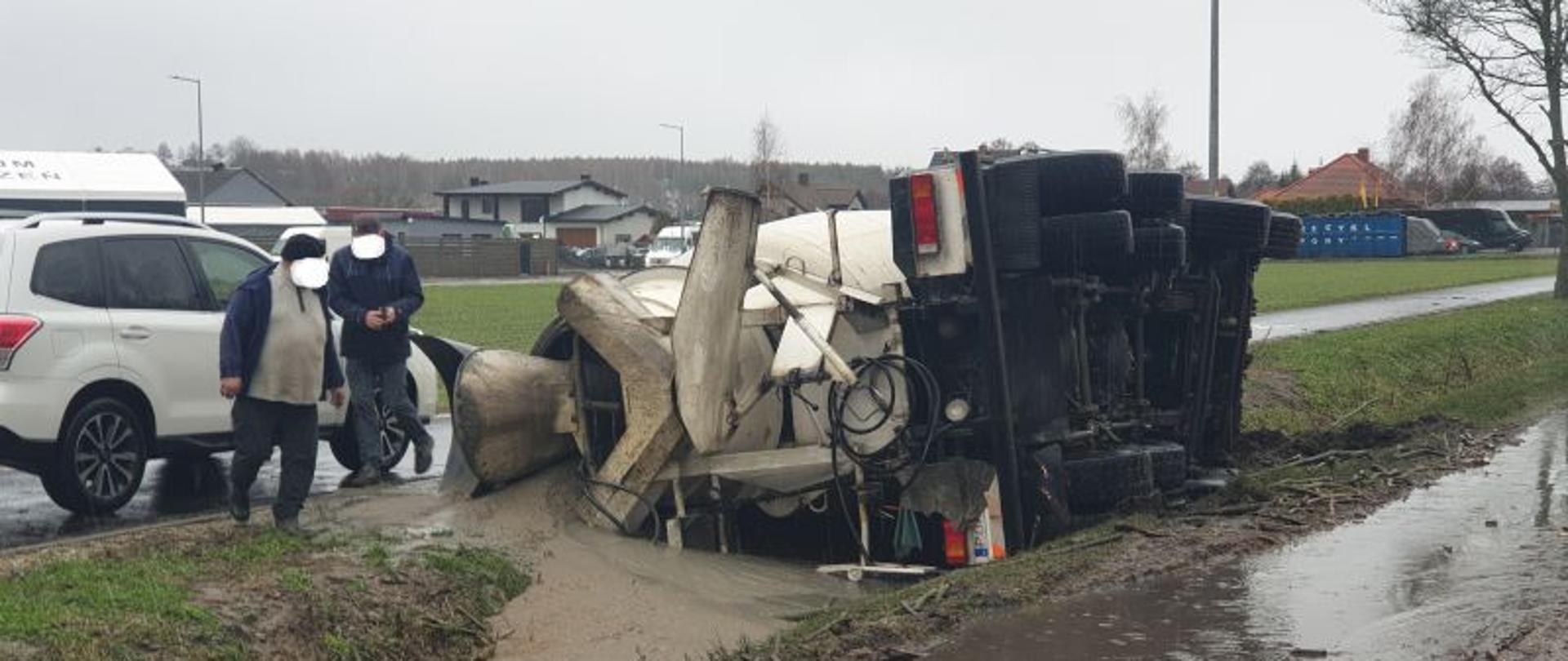 Ciężarówka w rowie