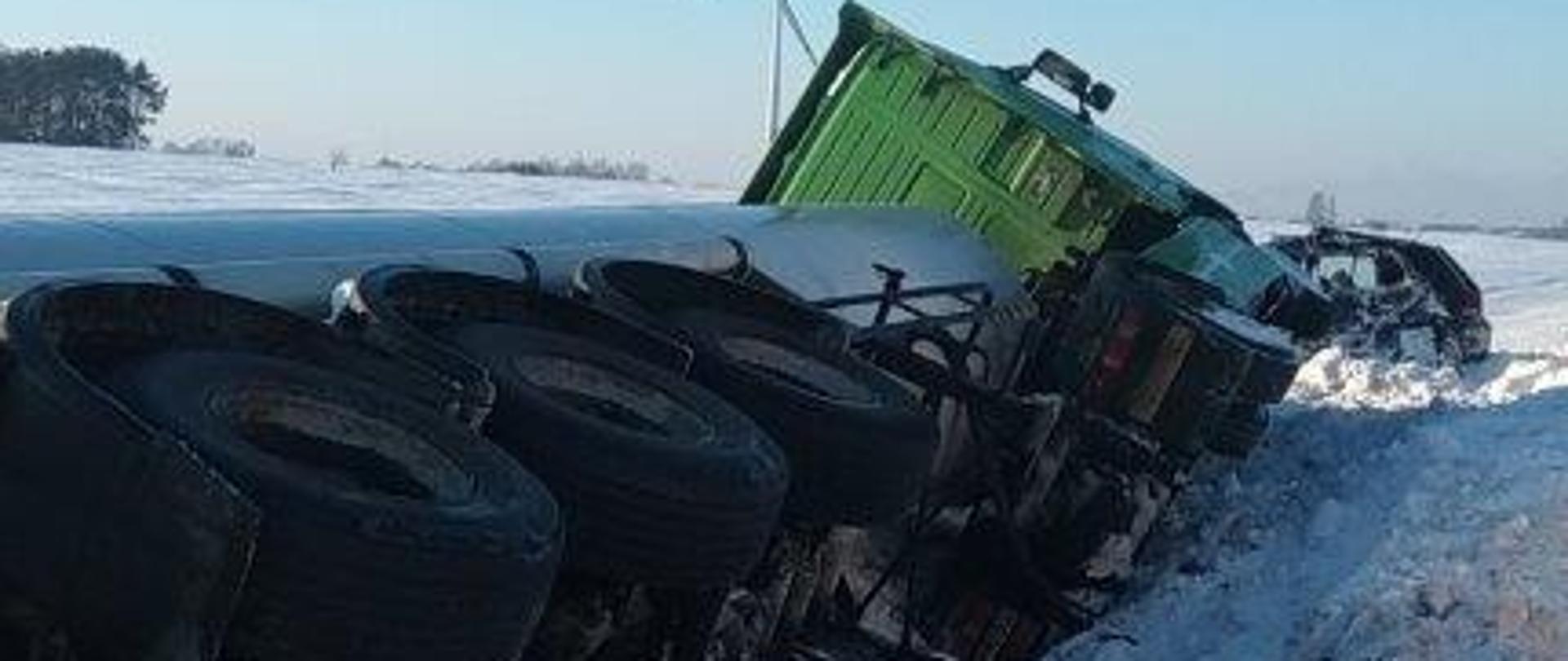 Widok samochodu ciężarowego po wypadku