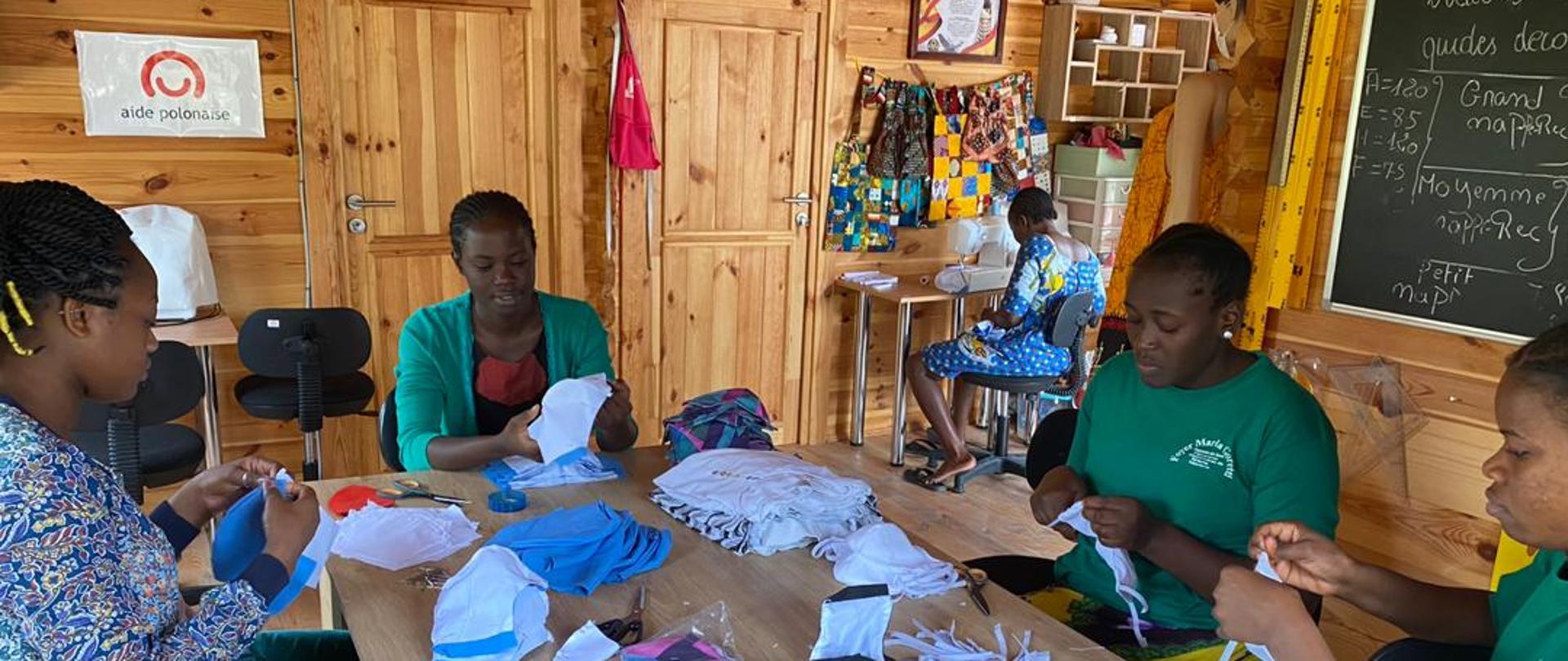 grupa dziewcząt szyje maseczki w szkole Foyer w Dakarze, fot. Dobra Fabryka