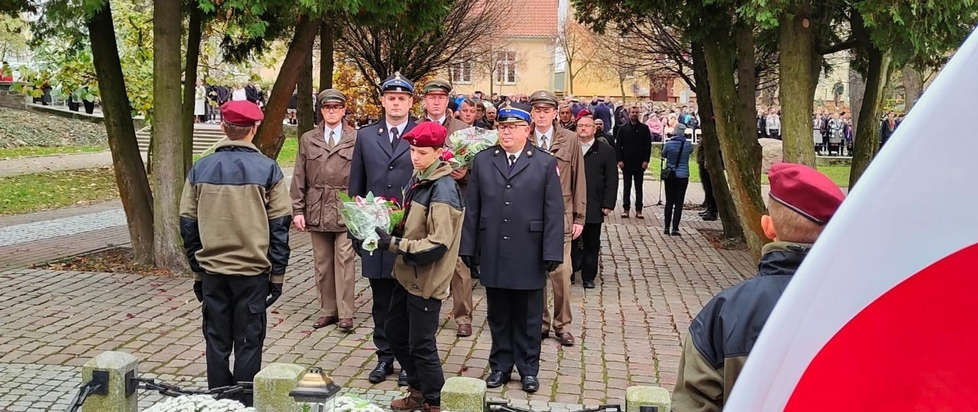 Delegacje składają wieńce przed pomnikiem nieznanego żołnierza