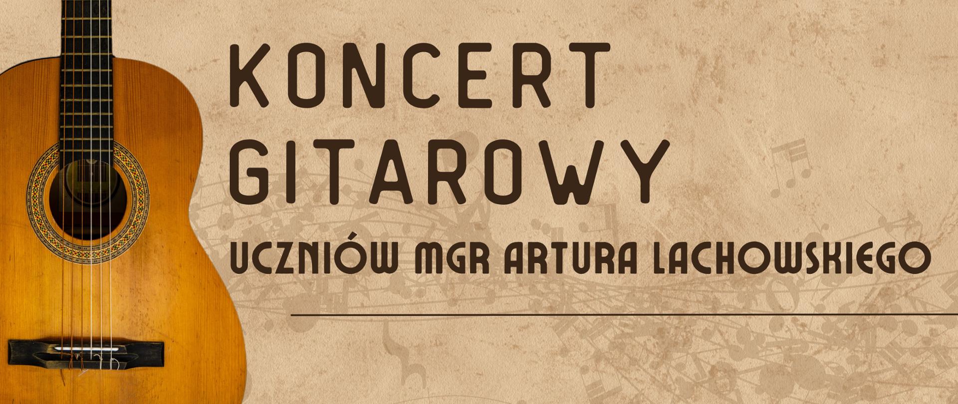Baner o koncercie gitarowym uczniów mgr Artura Lachowskiego. Brązowe tło, przypominające pożółkły papier z grafiką nut i pięciolinii. Po lewej stronie grafika gitary klasycznej.
