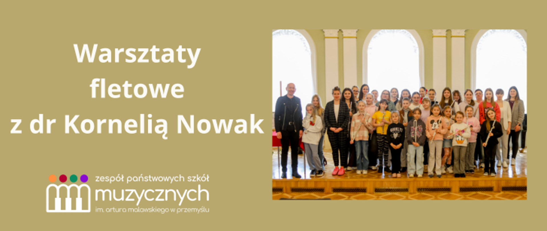 Grupowe zdjęcie uczestników warsztatów fletowych z dr Kornelią Nowak, które odbyły się 15 kwietnia 2025 roku w Zespole Państwowych Szkół Muzycznych im. Artura Malawskiego w Przemyślu. Na zdjęciu widoczna jest prowadząca oraz liczna grupa dzieci i młodzieży biorących udział w warsztatach, stojących razem na scenie w eleganckiej sali z dużymi oknami. Obok zdjęcia umieszczony jest tekst informujący o wydarzeniu oraz logo szkoły muzycznej.