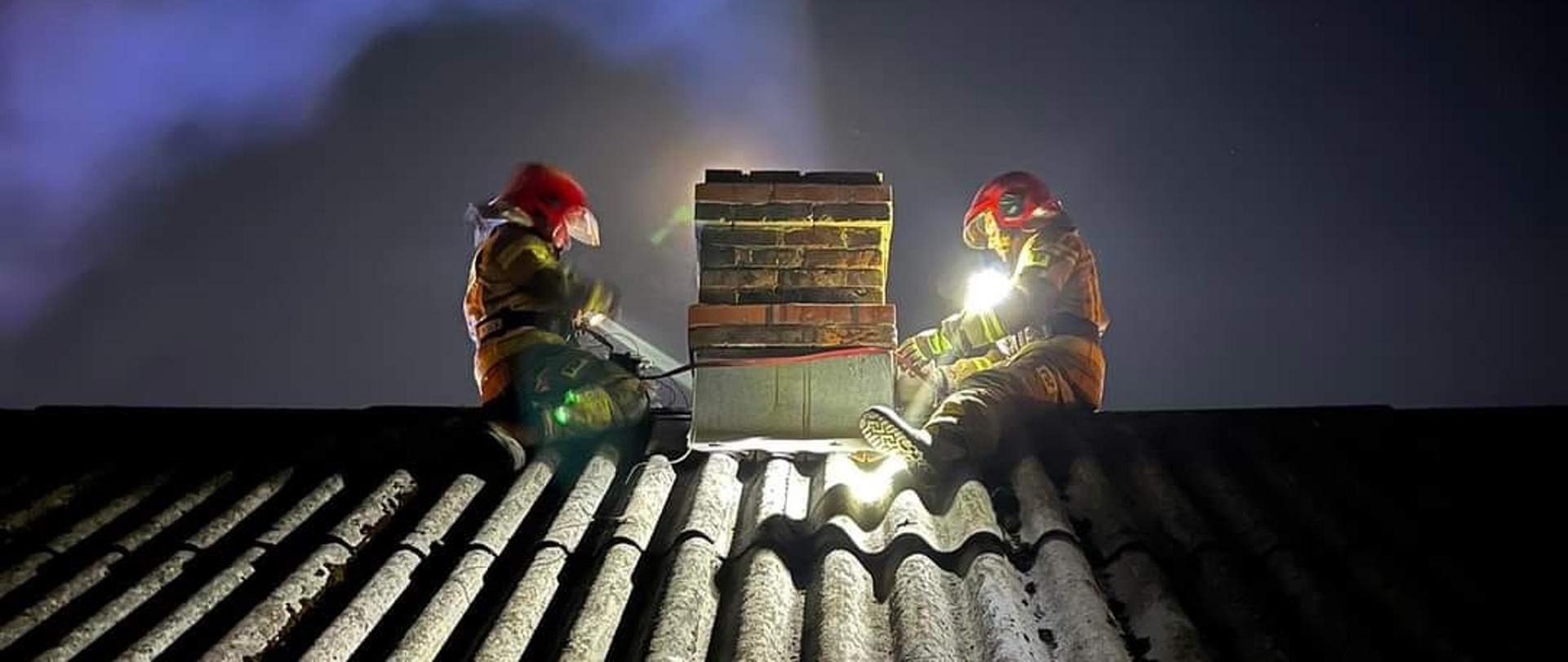Pożar sadzy w przewodzie kominowym. Strażacy siedzą na dachu