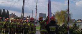Uroczyste podniesienie flagi przed budynkiem KP PSP w Żurominie. 