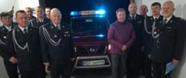 Przekazanie jednostce Ochotniczej Straży Pożarnej w Nowinach samochodu pożarniczego marki Nissan X-trail.