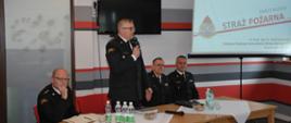 Na zdjęciu przemawia do uczestników spotkania zastępca śląskiego komendanta wojewódzkiego