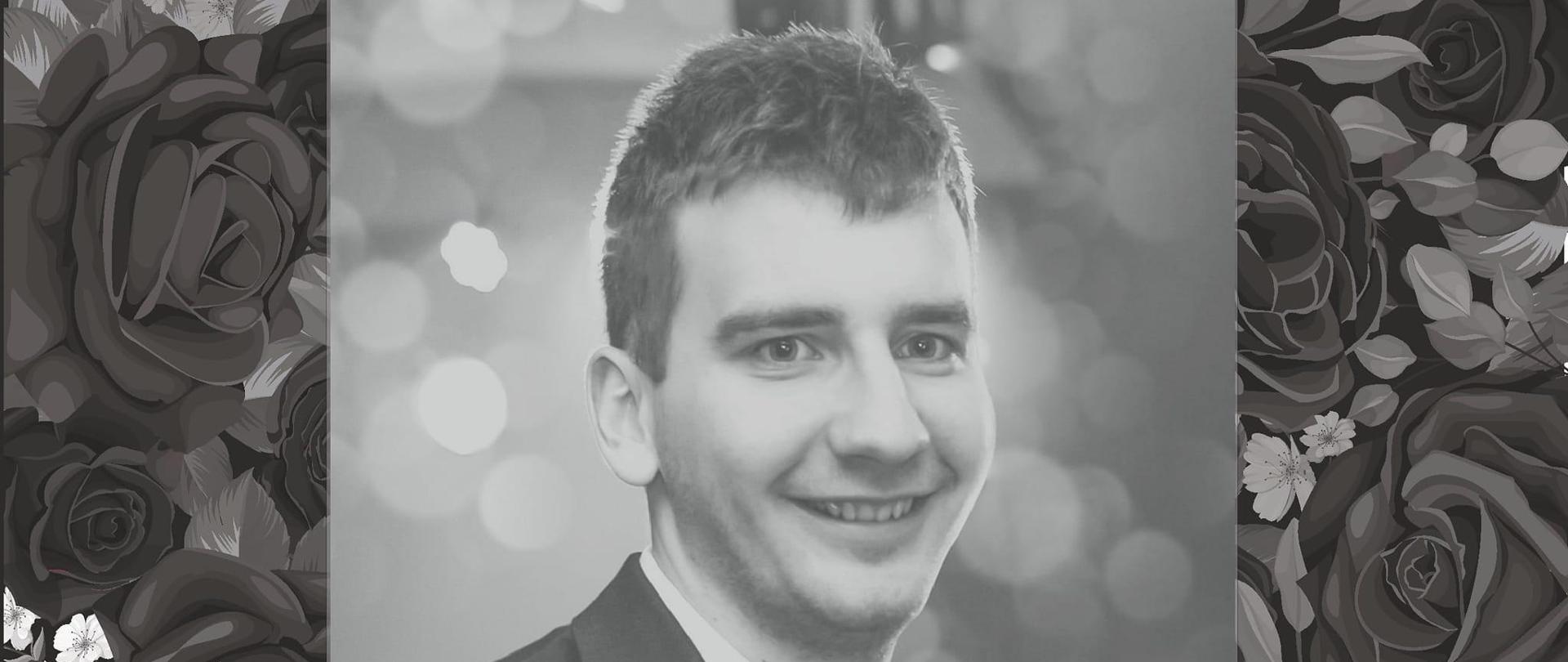 Czarno-białe zdjęcie mężczyzny z opisem informacyjnym o Mszy Świętej w szóstą rocznicę śmierci strażaka.